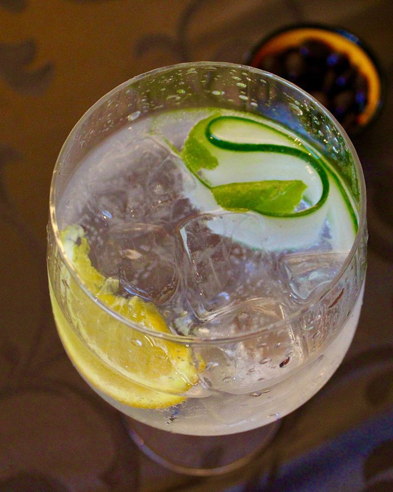 Gin-tonic met komkommerlint, citroen en munt